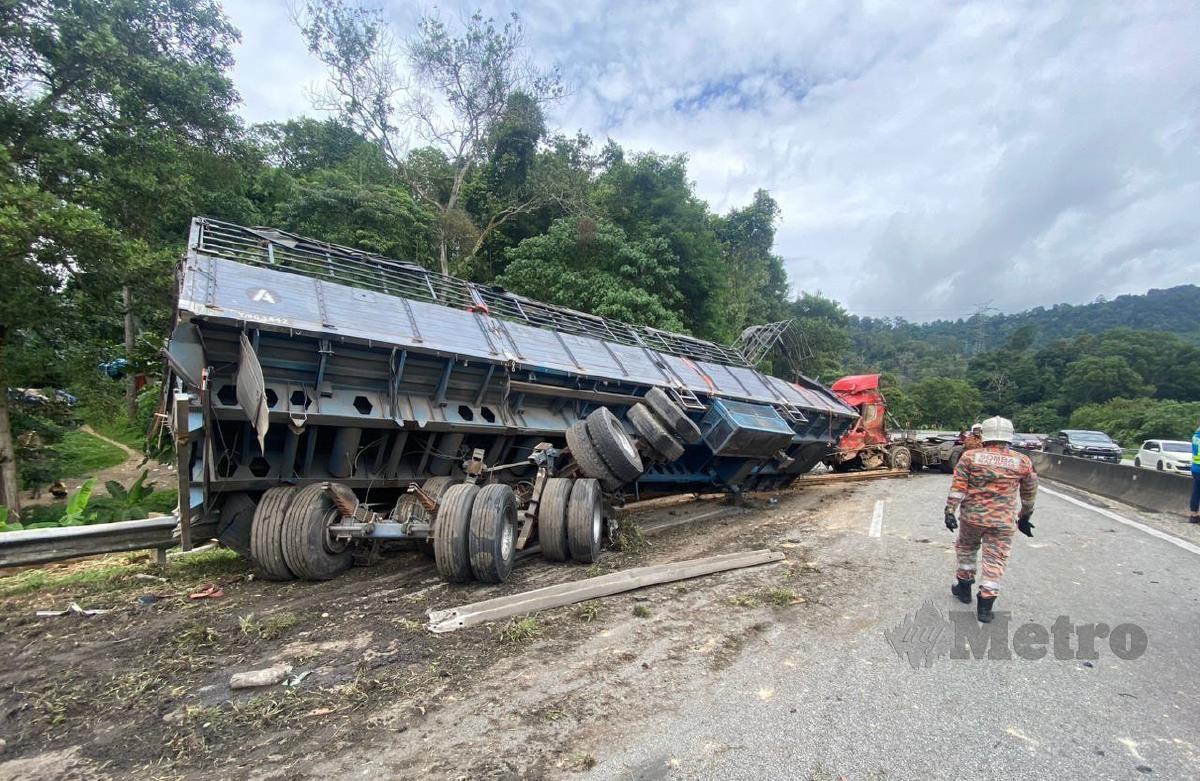 Keadaan salah sebuah lori yang terlibat dalam kemalangan melibatkan lima kenderaan di Kilometer 42.9 Lebuhraya Kuala Lumpur-Karak  dekat Bentong pada kira kira 12.30 hari ini. FOTO Ihsan PBPM