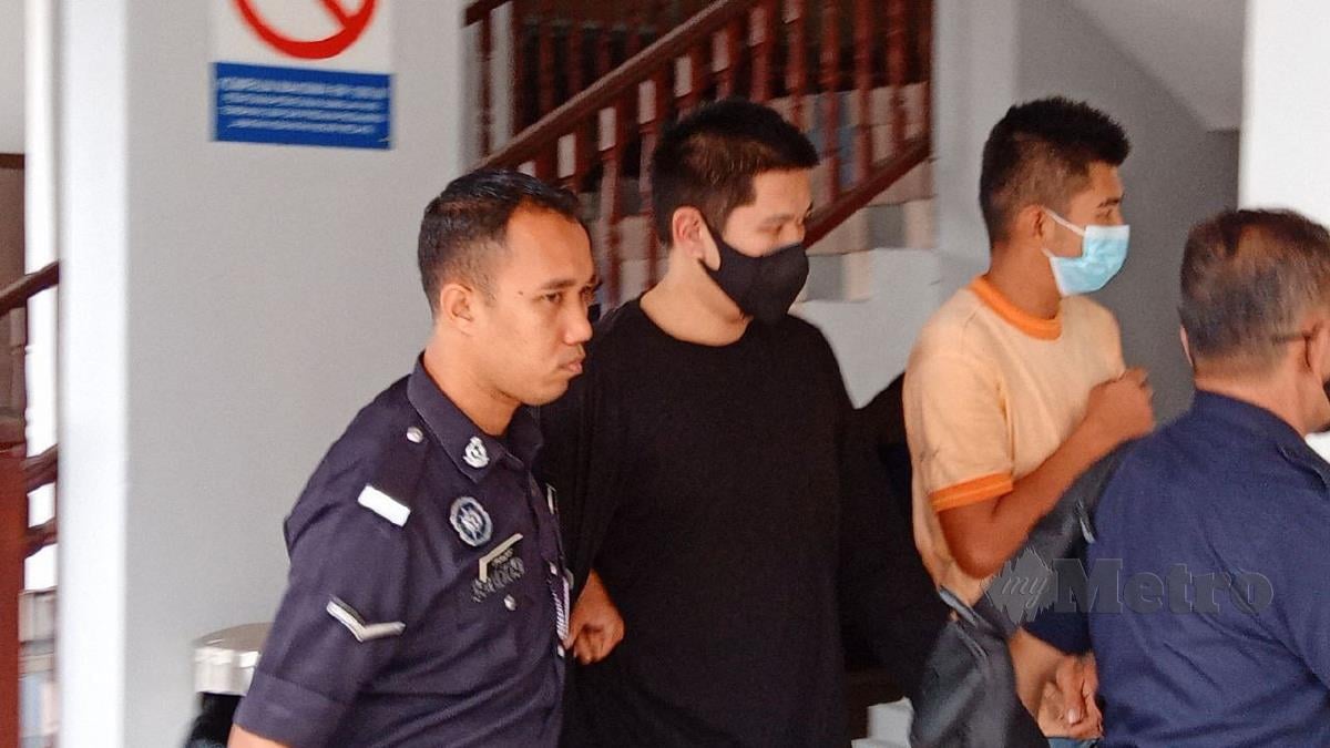 Yap Chin Boon (tengah, baju T Hitam) didakwa atas empat pertuduhan samun berkumpulan dan menggunakan senjata tiruan. Foto Meor Riduwan Meor Ahmad.
