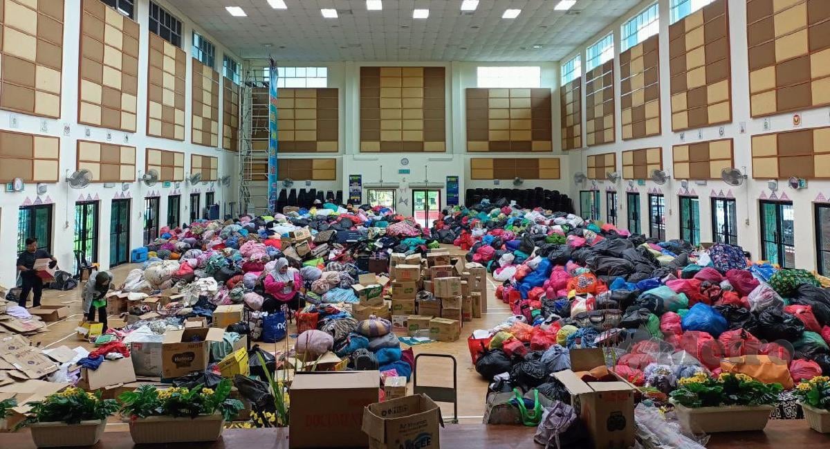 Hampir 80 tan pakaian dan fabrik terpakai berjaya dikumpul menerusi projek kitar semula pakaian terpakai anjuran SMK Tengku Afzan di Kuantan. FOTO AINAL MARHATON ABD GHANI