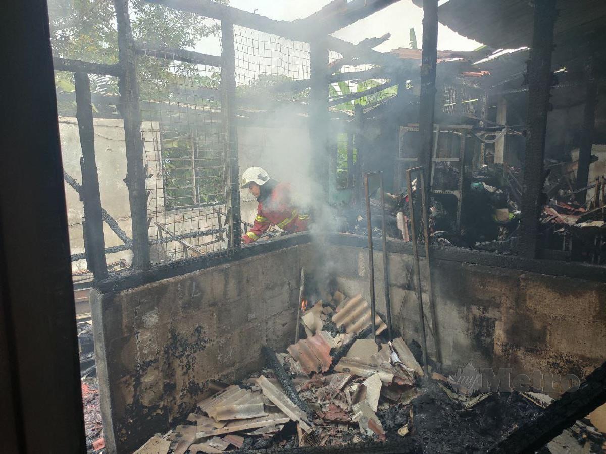 Seorang penjaga rumah penjagaan orang kurang upaya (OKU) melecur 30 peratus selepas premis di berkenaan terbakar dalam kejadian di Jalan Ahad, Kampung Ungku Mohsin di sini, pagi tadi. FOTO IHSAN BOMBA/FOTO