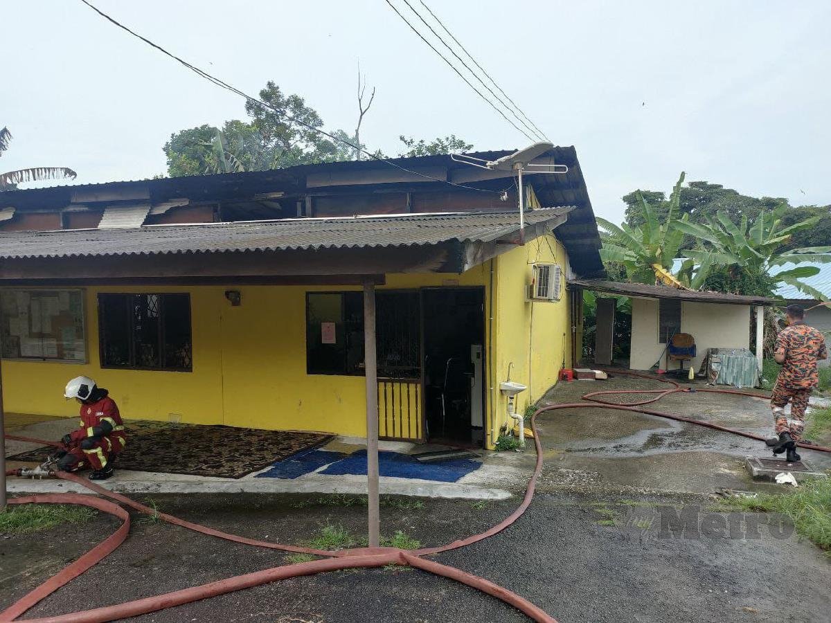 Seorang penjaga rumah penjagaan orang kurang upaya (OKU) melecur 30 peratus selepas premis di berkenaan terbakar dalam kejadian di Jalan Ahad, Kampung Ungku Mohsin di sini, pagi tadi. FOTO IHSAN BOMBA