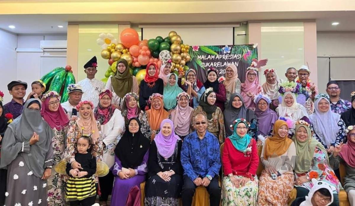 Sebahagian pesakit kanser dan sukarelawan Cancer Survivors Malaysia  (CSM) yang diraikan, semalam. FOTO ZULIATY ZULKIFFLI