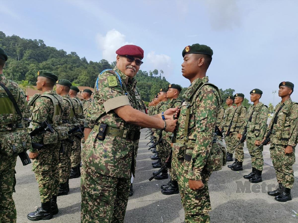  Jeneral Tan Sri Zamrose Mohd Zain memakaikan pangkat keoada salah seorang anggota RS di Kem Muara Tuang, hari ini. FOTO MOHD ROJI KAW