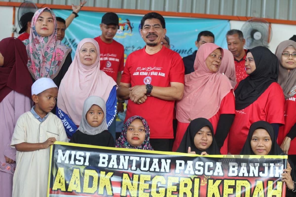 Penolong Pengarah Penguatkuasaan dan Keselamatan AADK Kedah, Nasruddin Abdul Rahman (tengah) bersama Pengarah AADK Kelantan, Rohayu Ahmad (tiga dari kiri, baju biru) ketika majlis penyampaian sumbangan bantuan banjir di Pejabat AADK Bachok. FOTO Nor Amalina Alias 