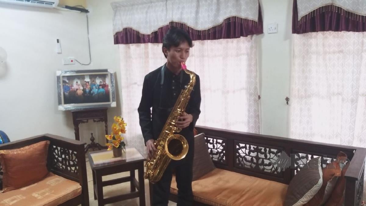 Syed Sahil sudah mula menunjukkan profesionalismenya dalam meniup saksofon yang membawanya melakukan persembahan di serata tempat di negara ini dan luar negara. FOTO AIZAT SHARIF