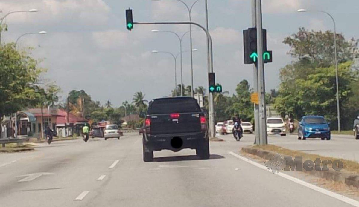 Kenderaan jenis Toyota Hilux yang dilarikan berjaya dikesan polis sebelum menahan dua lelaki yang dipercayai terbabit melarikannya. FOTO IHSAN PDRM