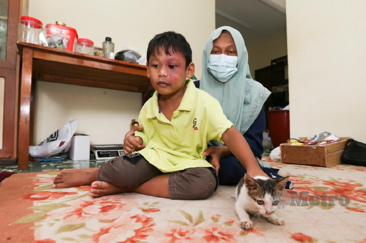 Faridah bersama anaknya ditemui di rumahnya di Kampung Senang. FOTO NIK ABDULLAH NIK OMAR