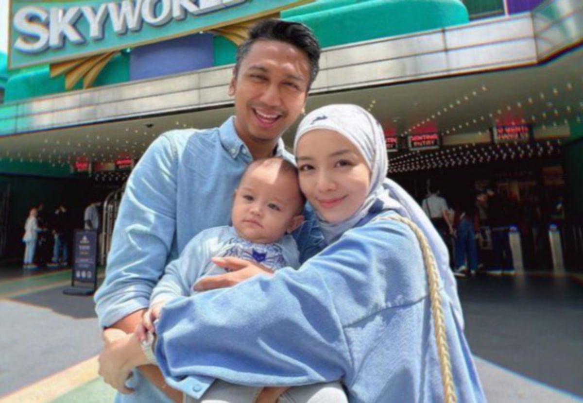Mira bersama suami, Wan Emir dan anak mereka, Wan Khair Amir. Foto dari Instagram Mira Filzah