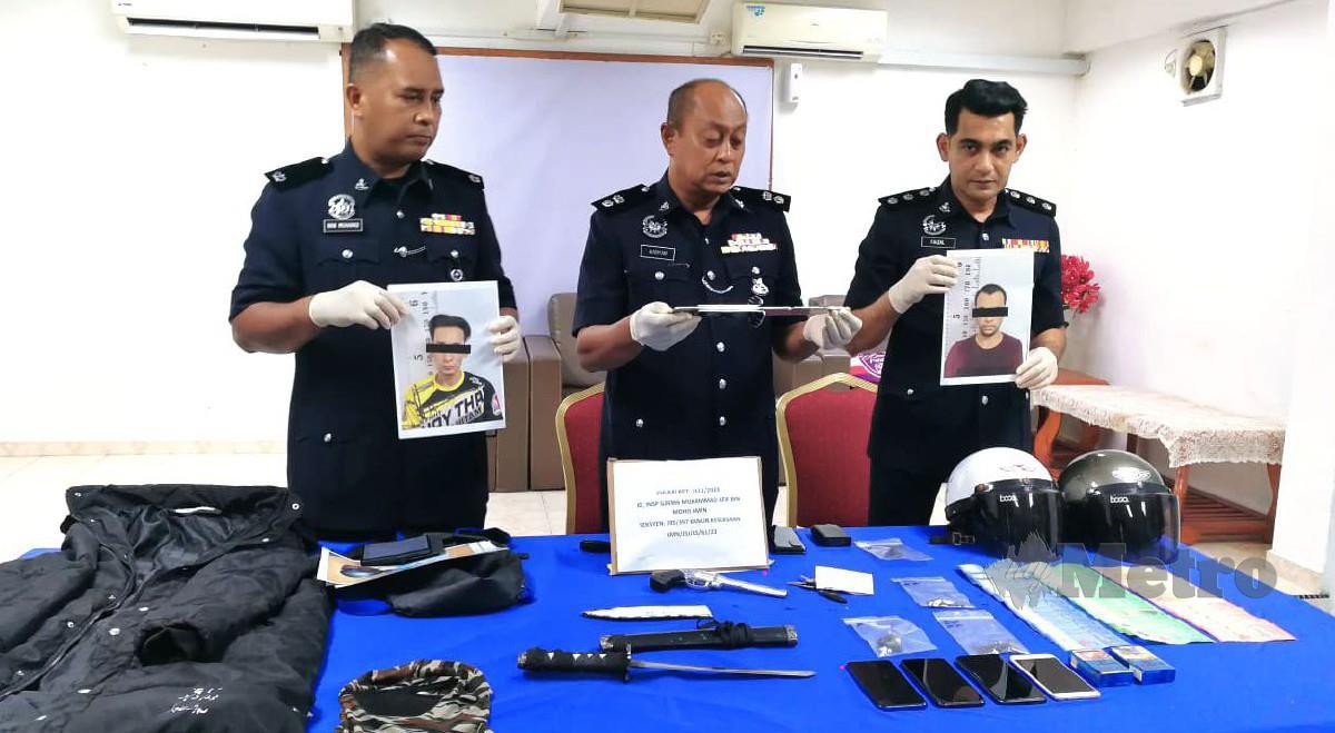HANYAN (tengah) menunjukkan senjata dan barang rampasan. FOTO Rosli Ilham