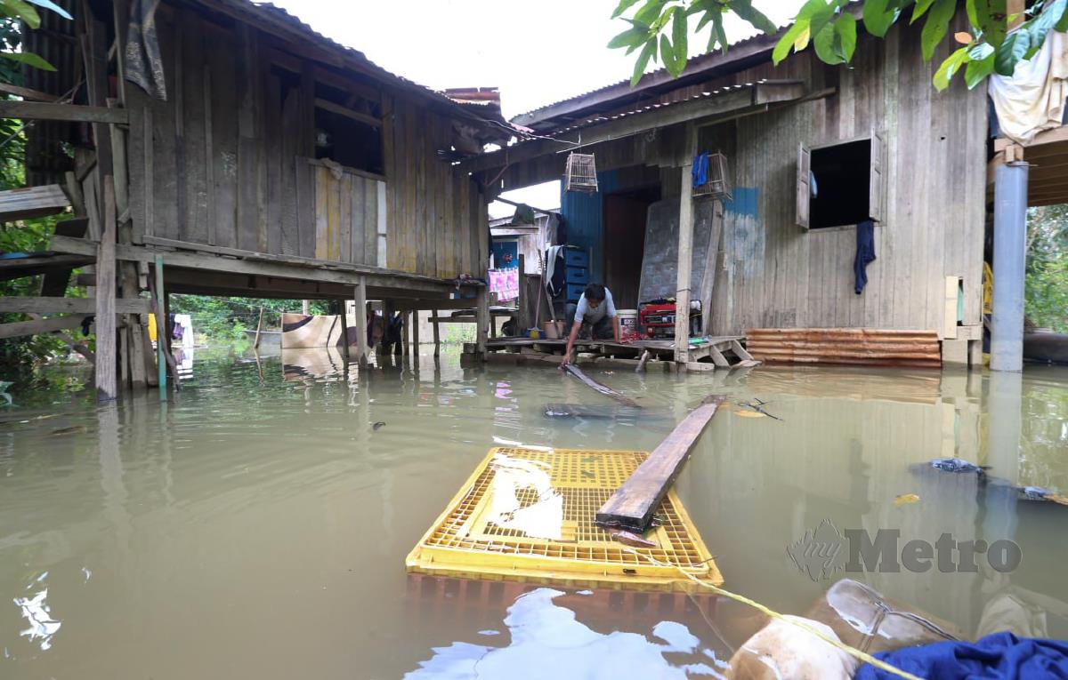 Tinjauan beberapa penempatan sekitar Rantau Panjang, hari ini,  terdapat kampung Tersang dan Kampung Lanchang dinaiki air sejak semalam selain beberapa jalan tidak boleh dilalui. FOTO NIK ABDULLAH NIK OMAR