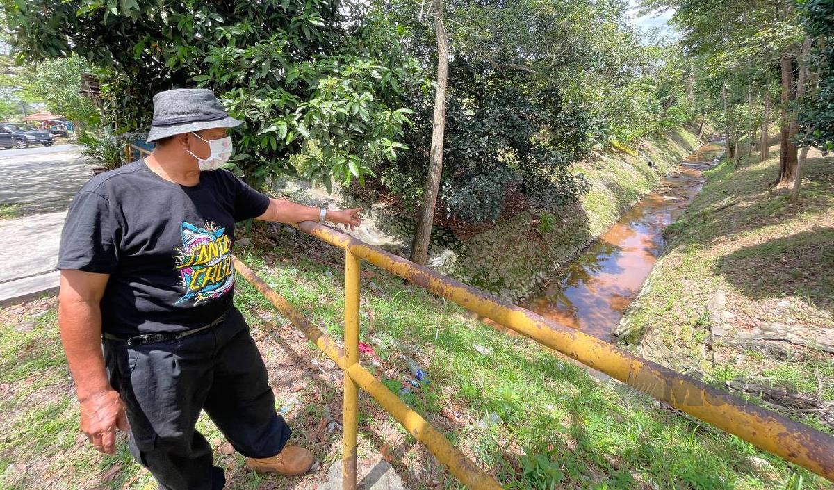 Adam mnenunjukkan lokasi insiden pencemaran bau di Taman Tanjung Puteri Resort, Pasir Gudang Johor. FOTO NUR AISYAH MAZALAN