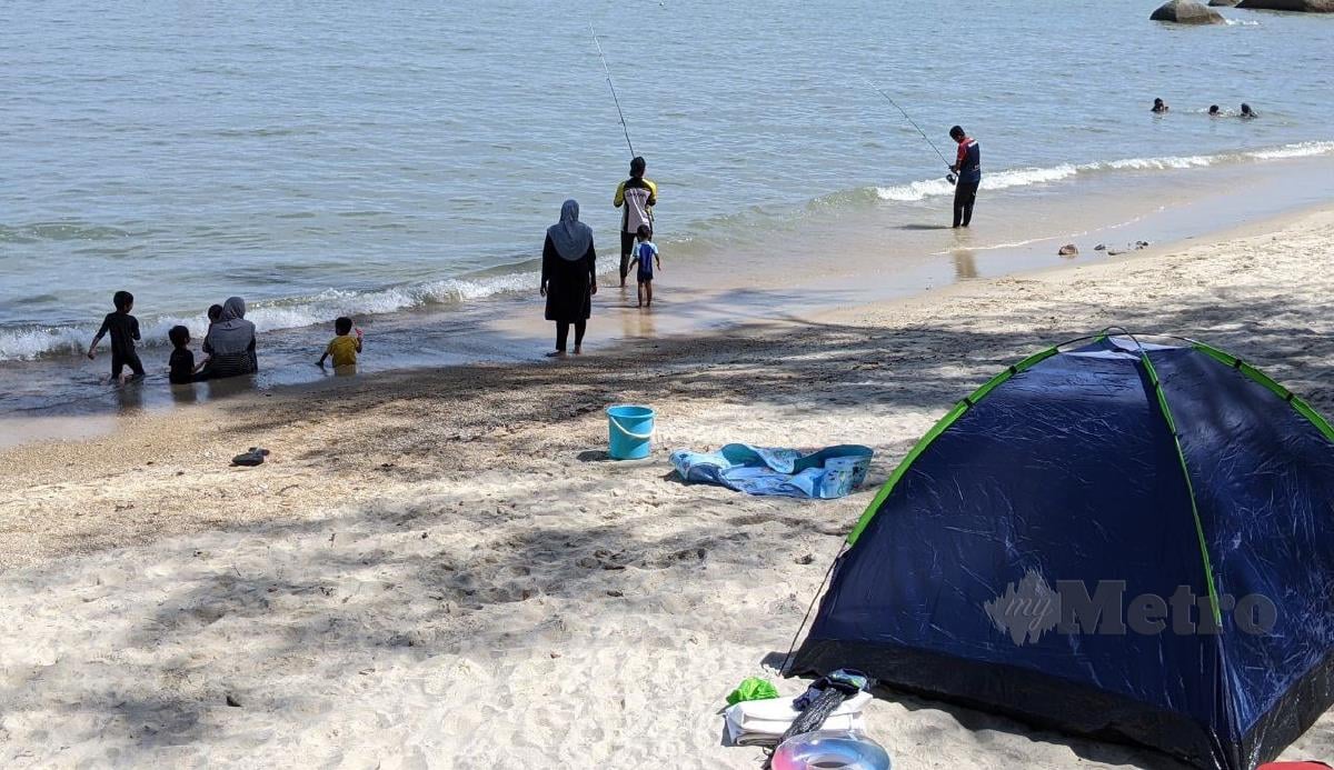 Pengunjung melakukan aktiviti sukan air di pesisir pantai Batu Feringghi dan Pantai Miami. FOTO ZUHAINY ZULKIFFLI