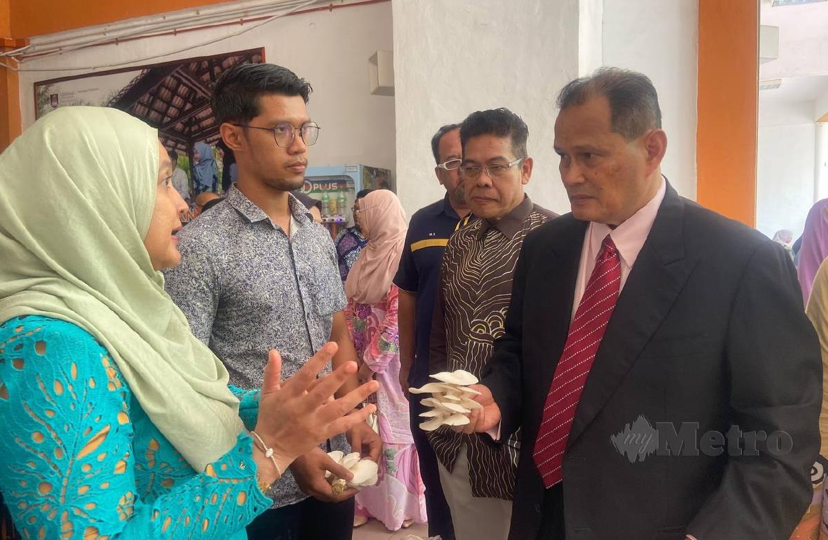Raduan Che Rose (kanan) sedang melawat gerai jualan cendawan Majlis Kemuncak Inovasi & Kualiti UiTM Cawangan Kelantan, Machang Kelantan. FOTO HAZIRA AHMAD ZAIDI
