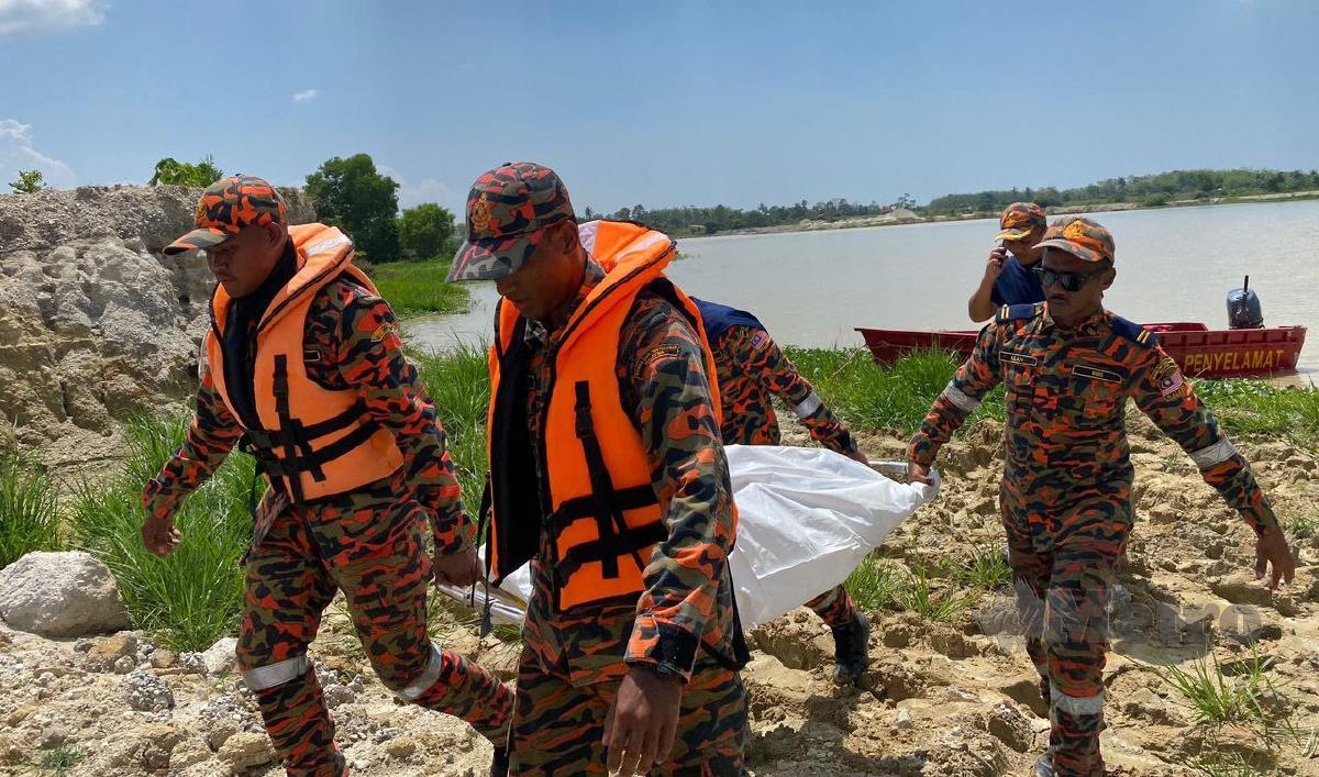 Mayat kedua kanak-kanak lelaki yang hilang di lombong Kampung Permatang Kedundung, Tikam Batu ditemui lemas. FOTO IHSAN BOMBA