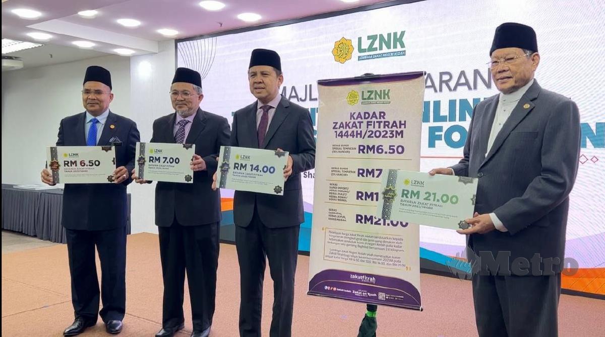 Norizan Khazali (dua kanan) dan Mufti Kedah, Datuk Syeikh Fadzil Awang (kanan) menunjukkan kadar zakat Fitrah Kedah pada tahun 2023. FOTO Noorazura Abdul Rahman