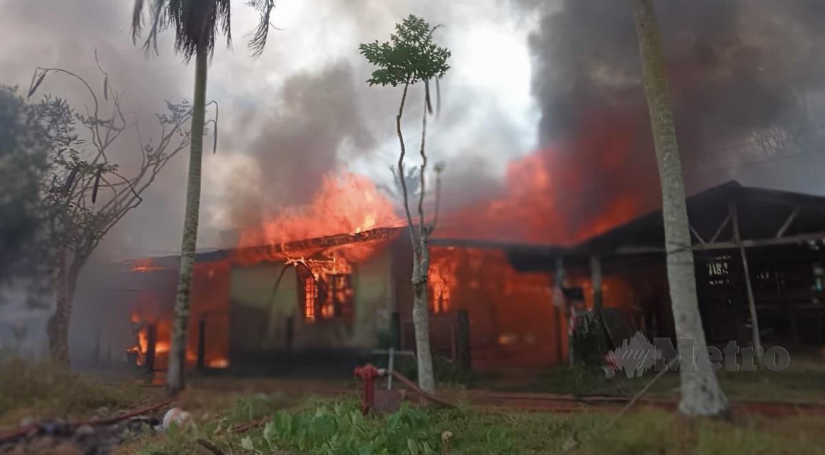 KEBAKARAN membabitkan dua rumah di Kampung Padang Rokma, Wakaf Bharu. FOTO Ihsan Bomba