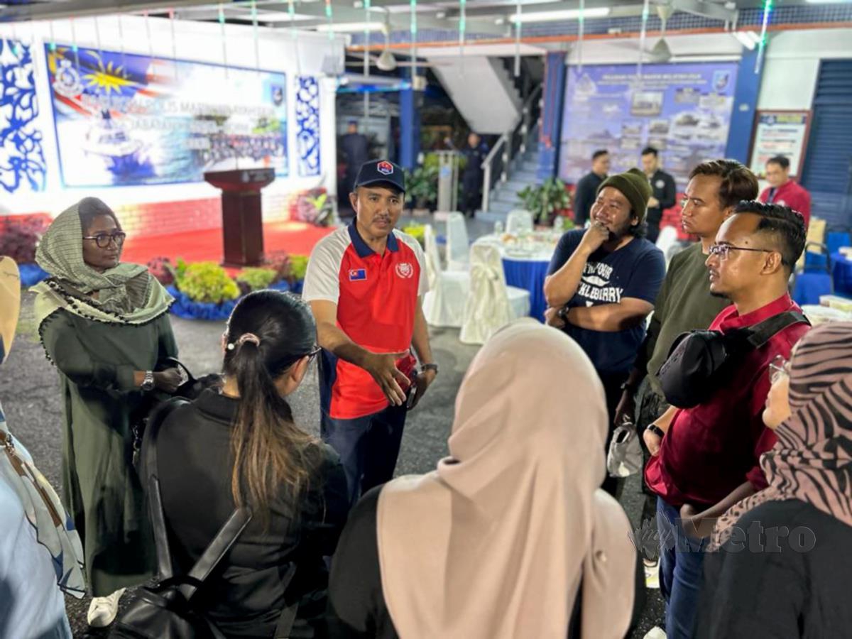 Mohd Jafni Md Shukor (baju merah) pada Program Singgah Sahur anjuran Kelab Media Johor (KMJ) di sini, awal pagi tadi. FOTO IZZ LAILY HUSSEIN