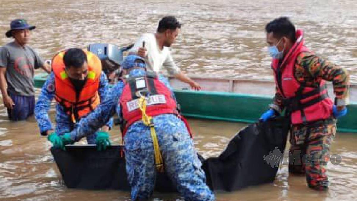 PASUKAN penyelamat mengangkat mayat Joffizan yang ditemukan terapung di tepi sungai oleh orang awam. FOTO Ihsan Bomba