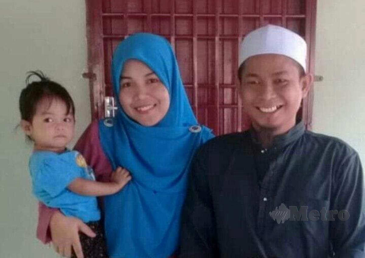 Allahyarham Muhamad Firdaus Z Rosli (kanan) yang maut dalam kemalangan di Jalan Baru Baling- Kupang ketika bergambar bersama isterinya dan dua anak mereka. FOTO IHSAN Keluarga