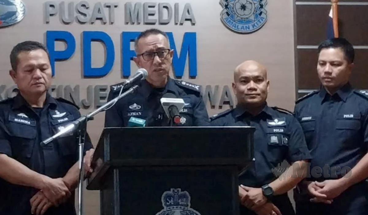 Pesuruhjaya Polis Sarawak, Datuk Mohd Azman Ahmad Sapri pada sidang media di IPK Sarawak, hari ini. FOTO MELVIN JONI