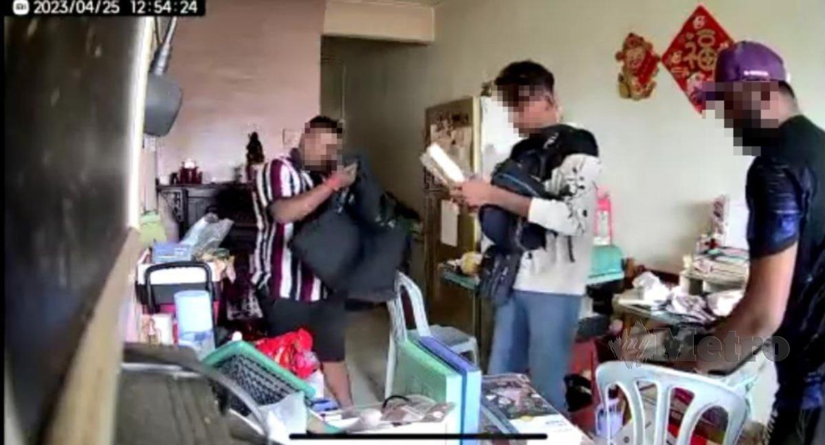 TANGKAP layar video tular memaparkan empat lelaki memasuki sebuah rumah sebelum mengambil beberapa barangan. FOTO tular