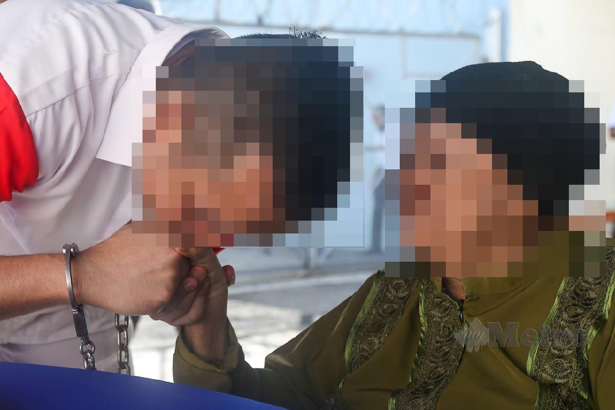 NASIR mencium tangan ibunya pada Program Jalinan Kasih Sambutan Hari Raya Aidilfitri di Penjara Reman Pulau Pinang. FOTO Danial Saad
