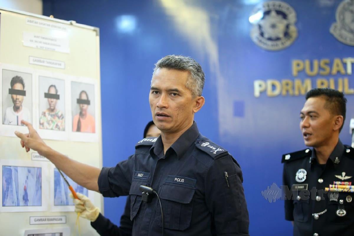 Mohd Shuhaily Mohd Zain menunjukkan gambar suspek kes samun pada sidang media di Ibu Pejabat Polis Kontinjen Pulau Pinang di sini hari ini. FOTO MIKAIL ONG