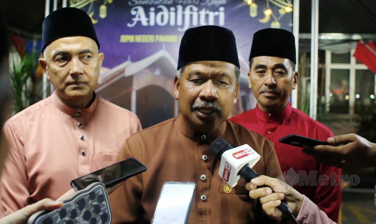Abdul Wahab Mat Yasin (tengah) ketika sidang media pada Majlis Aidilfitri JBPM Pahang di Balai Bomba dan Penyelamat (BBP) Indera Mahkota. FOTO FARIZUL HAFIZ AWANG