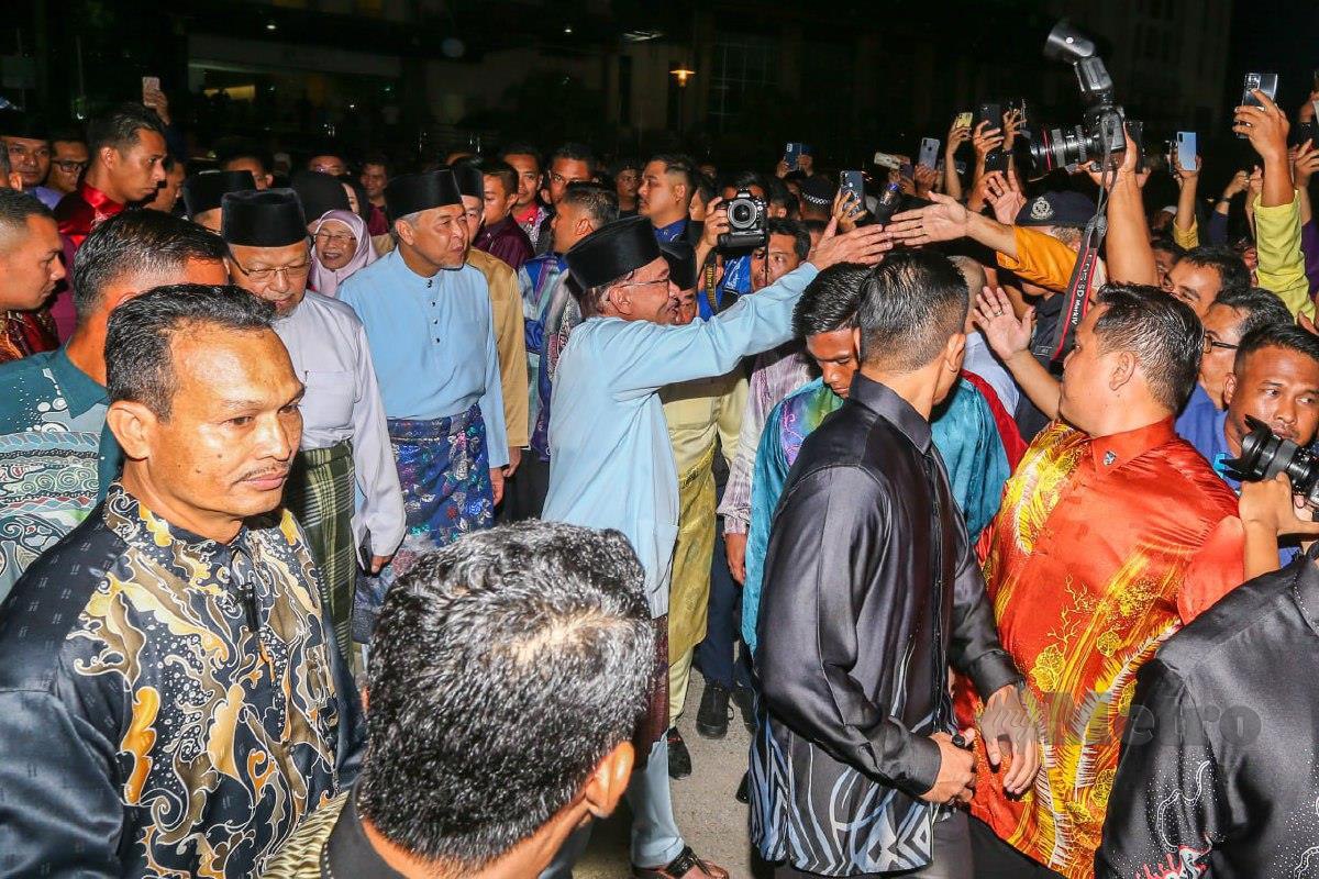  ANWAR bersalaman dengan pengunjung yang menghadiri Rumah Terbuka Malaysia Madani di pekarangan Stadium Sultan Muhammad ke-IV. FOTO Nik Abdullah Nik Omar.