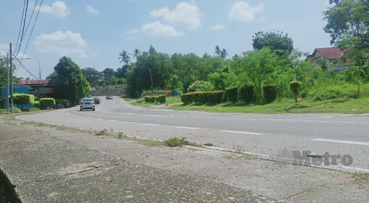 Lokasi kejadian kemalangan yang membabitkan sebuah kereta jenis Proton Wira dan tiga buah motosikal di Batu 3, Jalan Pantai Teluk Kemang, Port Dickson. FOTO MOHD KHIDIR ZAKARIA