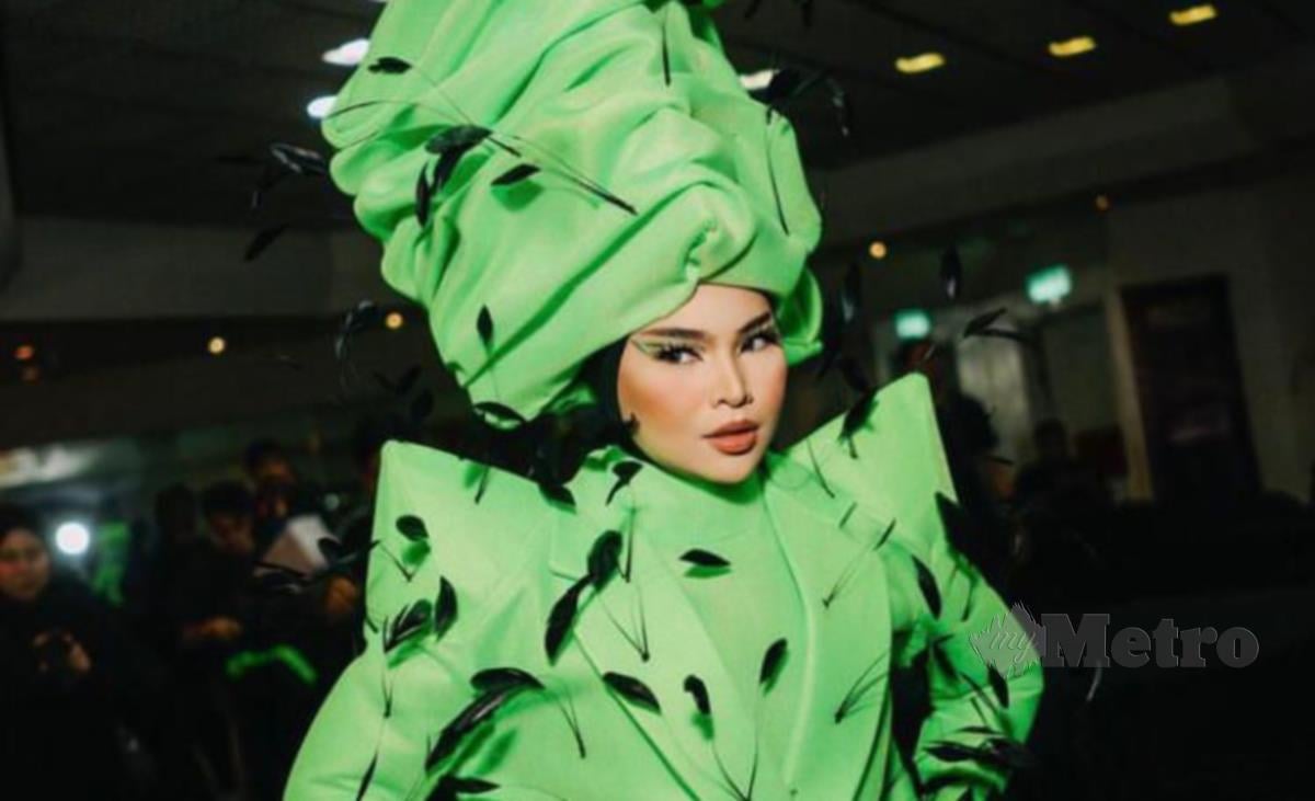 Fesyen turban Aina yang dikecam netizen ketika menjadi juri minggu kedua, Big Stage musim kelima, malam semalam.