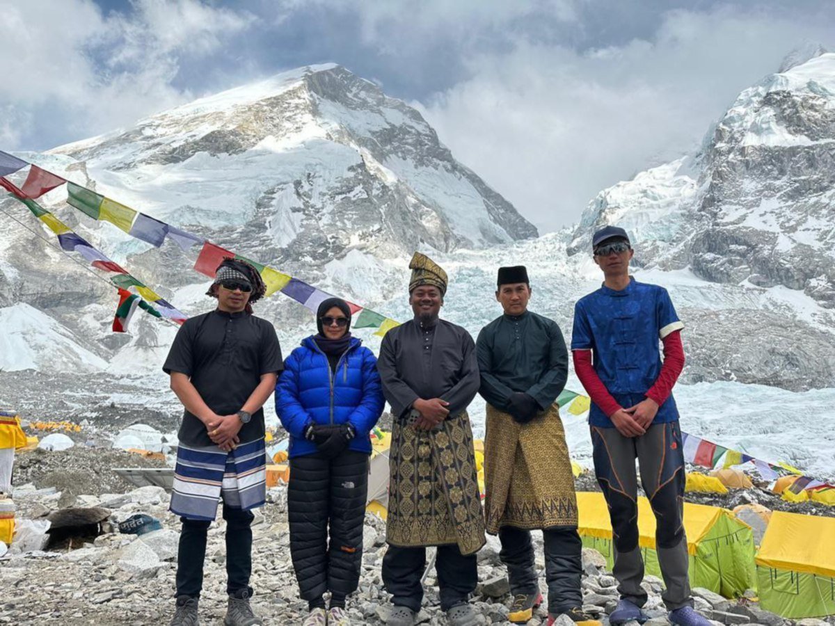 AWANG Askandar (dua dari kanan) meninggal dunia hari ini selepas terjatuh ketika mendaki ke puncak Everest. FOTO Ihsan ME 2023.