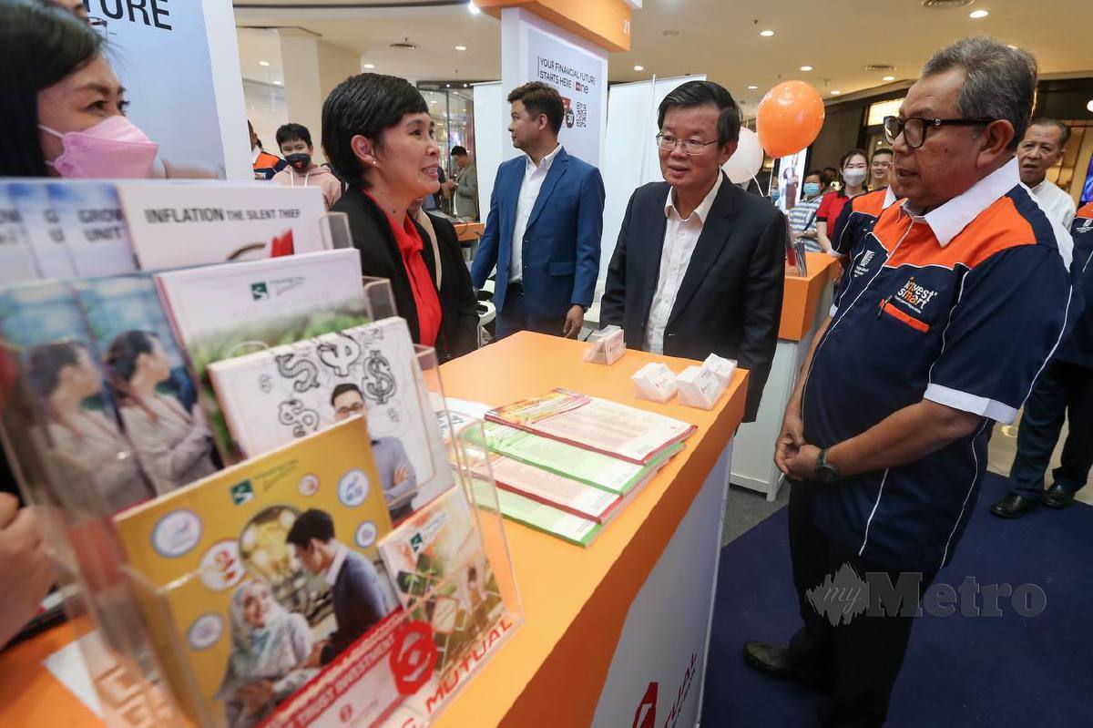 AWANG Adek (kanan) mengiringi Ketua Menteri Pulau Pinang, Chow Kon Yeow (dua dari kanan) melawat pameran ketika perasmian Program InvestSmart Penang 2023 hari ini. FOTO DANIAL SAAD.