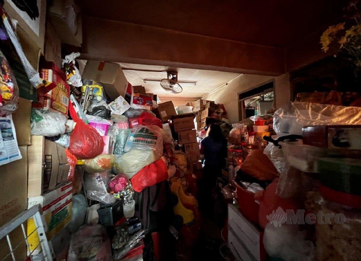 BARANG terbuang dan sampah yang memenuhi rumah wanita itu. FOTO Ihsan Marina Ibrahim