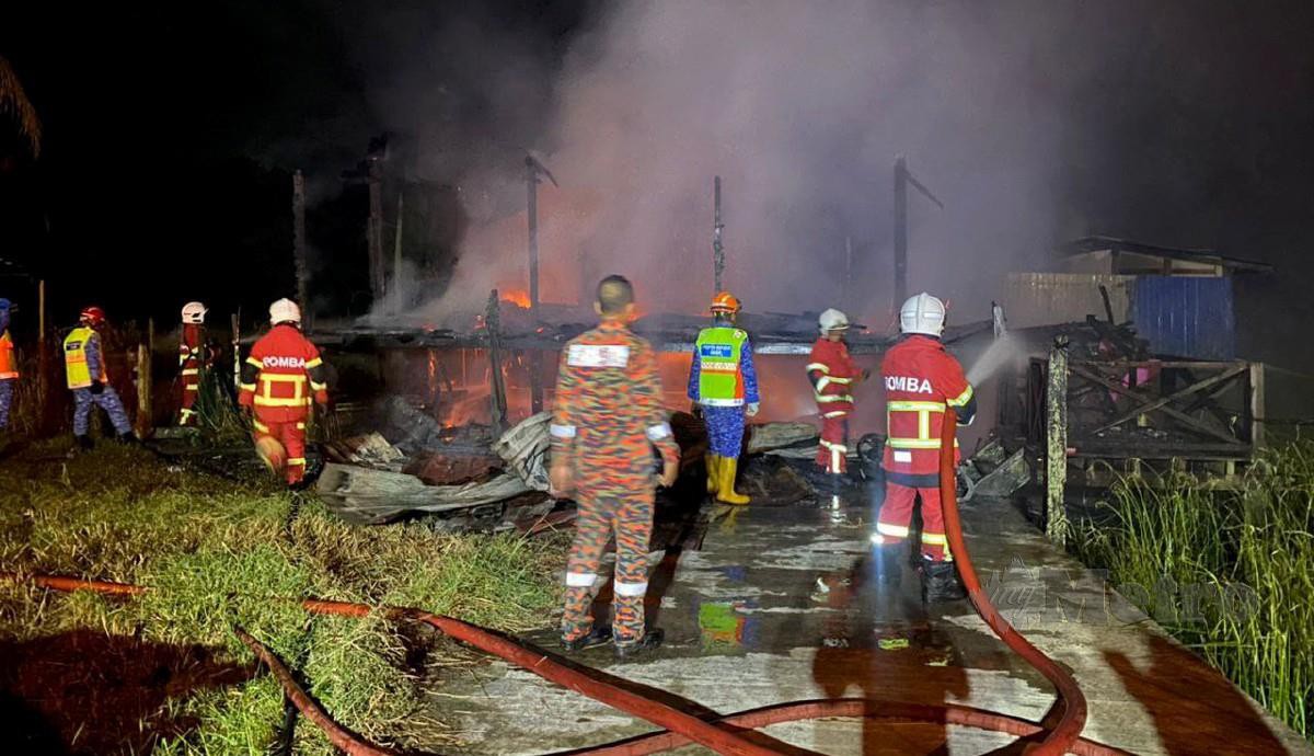 PASUKAN bomba mengawal kebakaran sebuah rumah di Kampung Tutus Ulu Tengah. FOTO Ihsan Bomba 