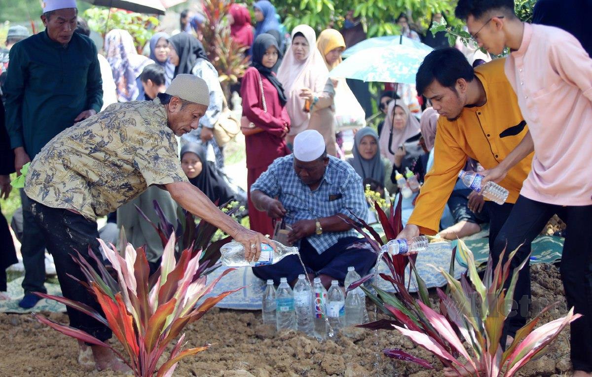 PENGEBUMIAN tiga beradik maut kemalangan di Tanah Perkuburan Kampung Setajam, Kuala Rompin. FOTO Farizul Hafiz Awang