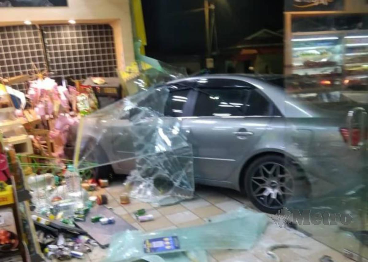 Keadaan kereta dipandu mangsa terbabas merempuh kedai serbaneka di stesen minyak di Jalan Bukit Rambai. Foto Ihsan PDRM