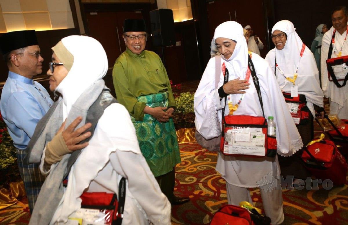 ABANG Johari hadir mengucapkan selamat jalan kepada kumpulan pertama daripada 936 jemaah haji Sarawak yang akan menunaikan Rukun Islam Kelima, tahun ini. FOTO Nadim Bokhari.