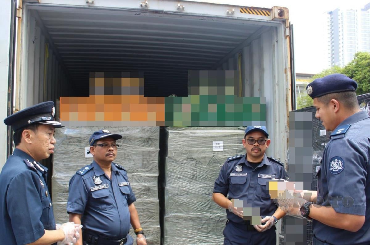 ANTARA minuman keras tidak bercukai yang dirampas di Pelabuhan Utara, Pelabuhan Klang, Selangor pada 26 dan 31 Mei lalu.