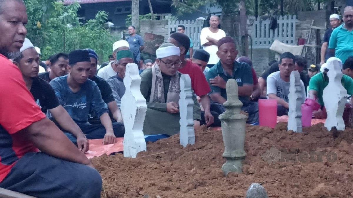 JENAZAH  Mohd Riduan dan Zahidah bersama anak mereka Raudhatul Khayra dikebumikan dalam satu liang lahad. FOTO Zaid Salim