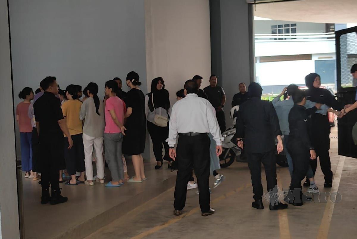 Seramai 29 wanita warga China dihadapkan ke Mahkamah Majistret Seremban, hari ini, atas pertuduhan tinggal di negara ini tanpa pas sah dan tinggal lebih masa. Foto Ahmad Hasbi