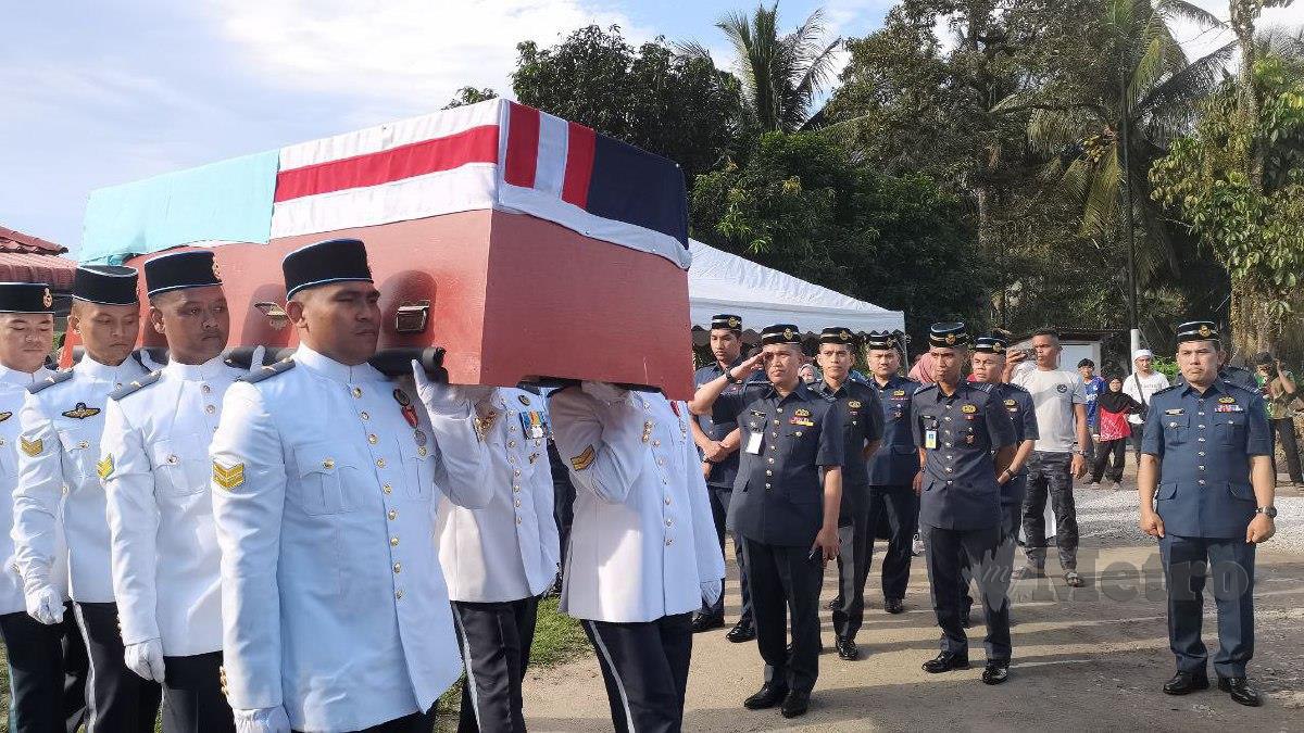 ISTIADAT pengebumian Mohd Iqmal di Tanah Perkuburan Kampung Rawa, Lenggeng. Foto Ahmad Hasbi