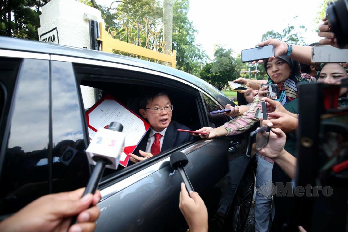 Chow Kon Yeow meninggalkan kediaman rasmi Seri Mutiara selepas menghadap Yang Dipertua Negeri Pulau Pinang. FOTO MIKAIL ONG