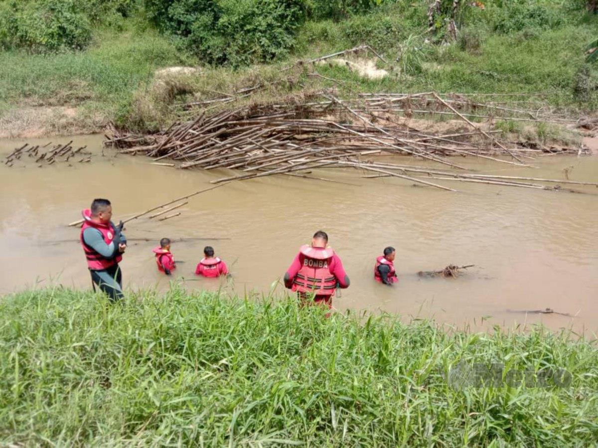PASUKAN penyelamat yang menjalankan operasi SAR mangsa dikhuatiri lemas di sungai Batu Bandung Daingin. FOTO Ihsan Bomba 