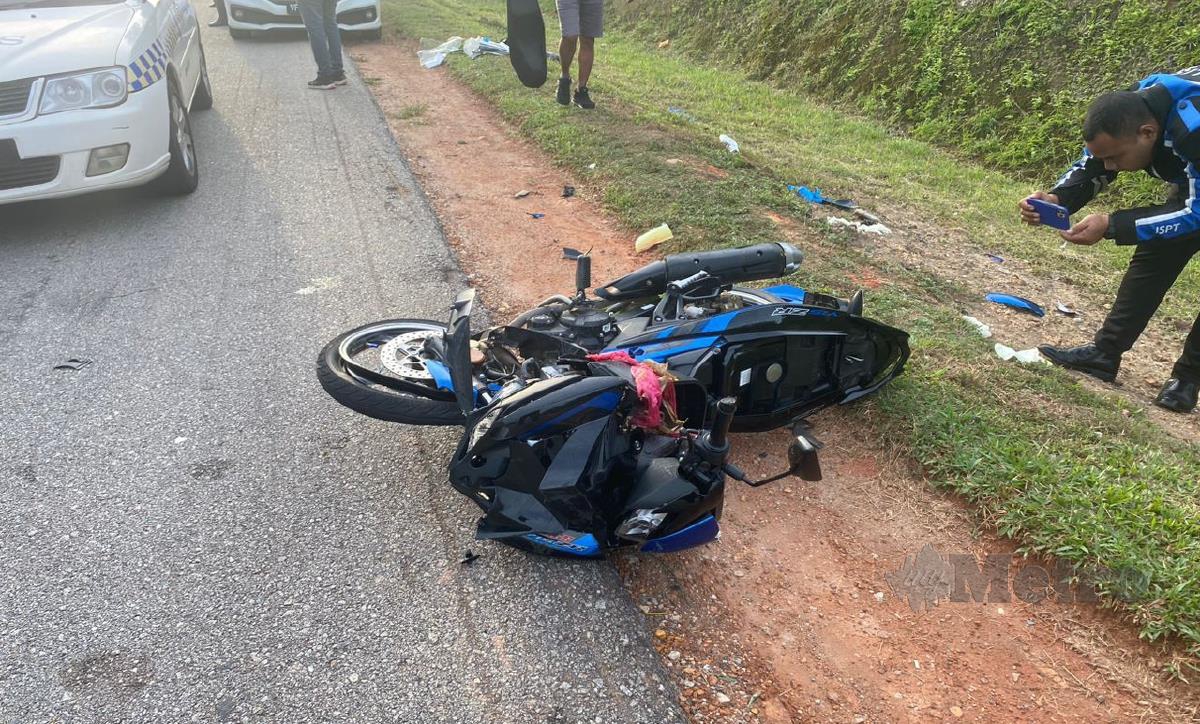 Tukang masak maut selepas motosikal ditunggang bersama rakannya melanggar belakang lori di KM221.1 Lebuh Raya Utara Selatan. Foto Ihsan IPD Alor Gajah