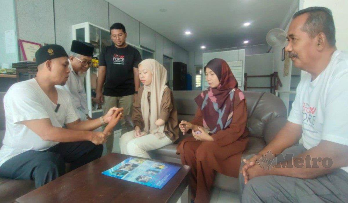 FATIN Nabilla menerima tangan palsu di NUSA Prosthetic & Orthotic Center Sdn Bhd, di Wakaf Che Yeh, semalam. FOTO Syaherah Mustafa