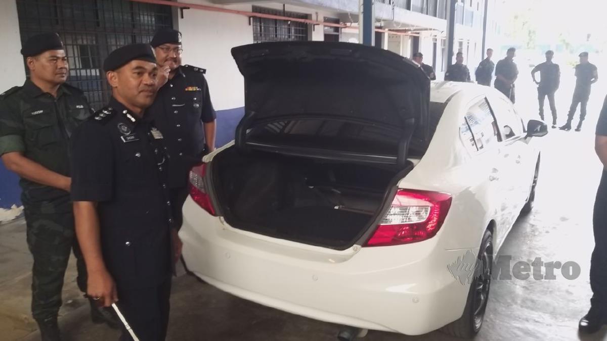 Mohd Shokri  menunjukkan kereta Honda Civic FD yang digunakan suspek sebagai transit untuk membawa Pati ke destinasi yang dikehendaki sindiket selepas tertumpasnya dua sindiket pemerdagangan manusia di sekitar Padang Besar pada 21 dan 23 Julai lalu. FOTO AIZAT SHARIF