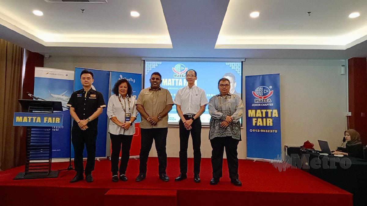 Pengerusi MATTA Fair Johor, Kathryn Lee (dua dari kiri) bersama Raven Kumar (tiga dari kiri) pada perasmian pameran MATTA Fair Johor di AICC, hari ini. FOTO OMAR AHMAD