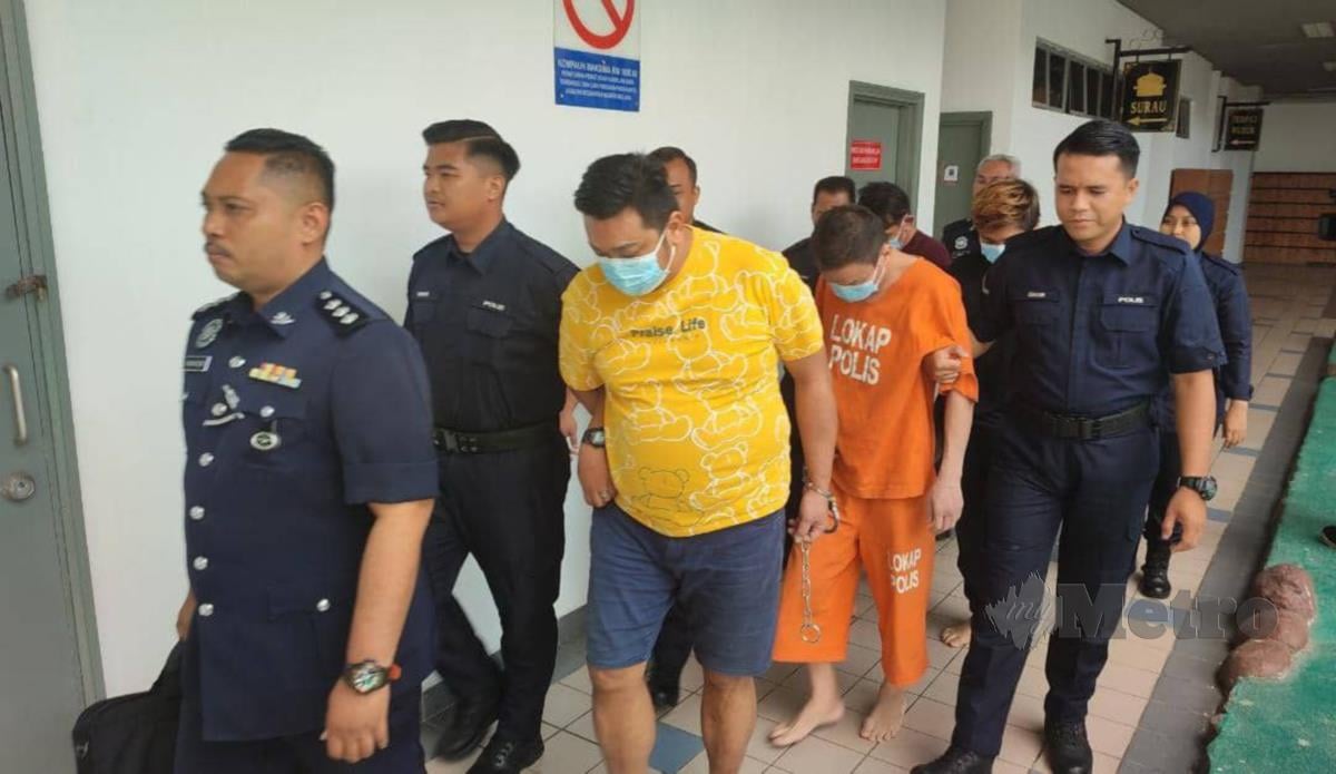 Tertuduh, Lim Chien Voon (depan), Lok Kian Seng (baju lokap), Daniel Ho Chin Cer (rambut kuning) dan Woon Chee Weng dituduh membunuh dua lelaki bulan lalu. Foto Meor Riduwan Meor Ahmad.