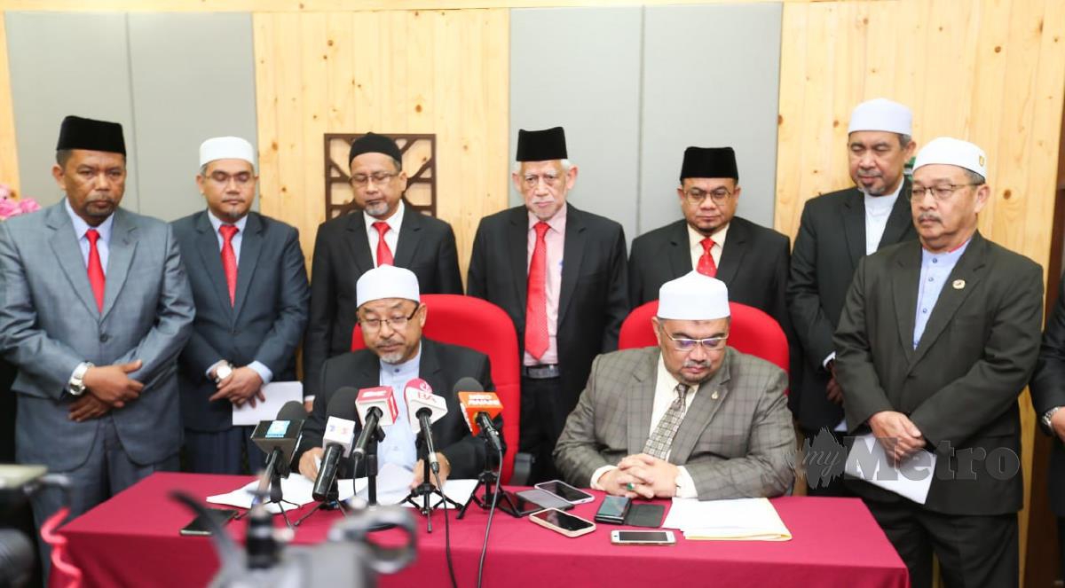 Mohd Nassuruddin (duduk, kiri) diringi EXCO pada sidang media selepas mesyuarat EXCO. FOTO Nik Abdullah Nik Omar